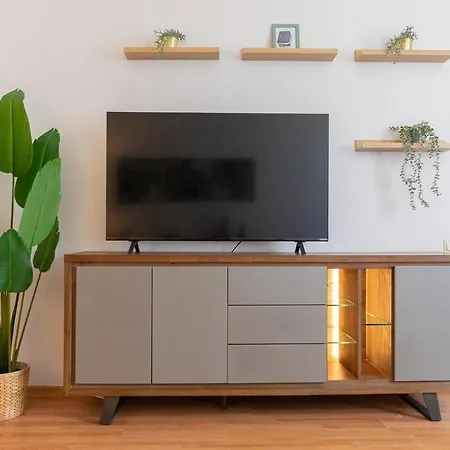 Modern 2br In Center Renovated In 2025 公寓